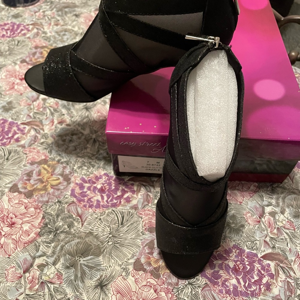 Easy Street Shoes-NWT - Picture 2 of 4